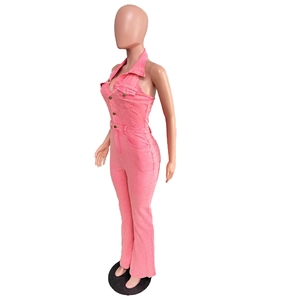 Vista laterale di una tuta in denim rosa con allacciatura al collo, rever e tasche cargo