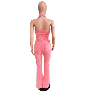 Dettaglio posteriore della tuta in denim rosa con scollo all'americana e schiena scoperta