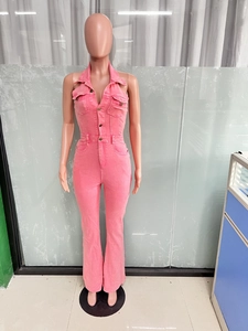 Dettaglio della tuta di jeans rosa con scollo all'americana, bottoni in metallo e tasche
