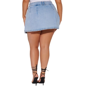 Détail d'une mini-jupe en jean délavé bleu clair avec coupe ajustée et passants de ceinture