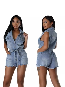 Combinaison courte en jean bleu clair pour femme avec taille à cordon et poches
