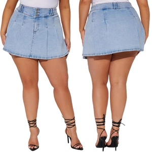 Vues avant et arrière d'une mini-jupe en jean bleu clair à taille haute avec plis