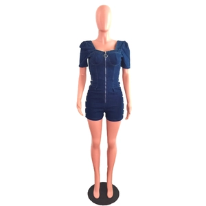 Détail de la combinaison en jean avec col carré et lacets métalliques sur les côtés