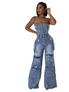 Combinaison en jean bustier pour femme bleu clair avec poches cargo et détails délavés usés