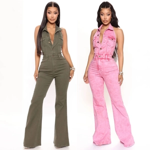 Tuta denim aderente con schiena scoperta e colletto a rever in verde militare e rosa