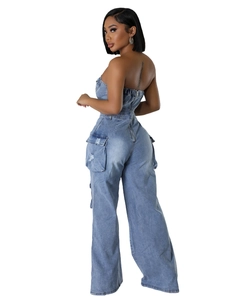 Combinaison en jean bustier bleu délavé avec jambes larges et poches cargo