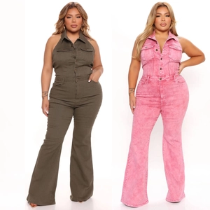 Dettaglio di tute a schiena scoperta in denim elasticizzato in verde oliva e rosa neve