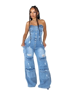 Combinaison bustier en jean bleu clair pour femme avec poches cargo et déchirures