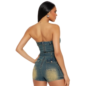 Completo bustier in denim attillato con shorts a vita alta, lavaggio vintage e zip posteriore
