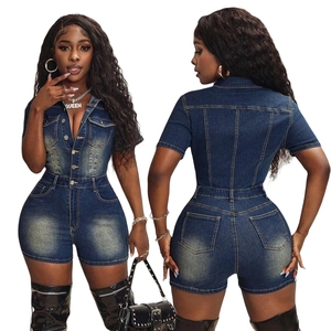 Vue avant et arrière d'un combishort en jean bleu foncé ajusté avec détails délavés et boutons