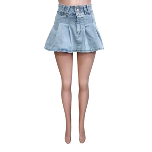 Détail d'une mini-jupe en jean bleu clair à taille haute avec trois boutons et plis