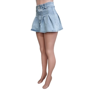 Détail d'une mini-jupe en jean bleu clair avec taille haute et fermeture à trois boutons