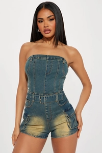 Dettaglio tutina di jeans con tasche cargo e cintura coordinata in blu scuro