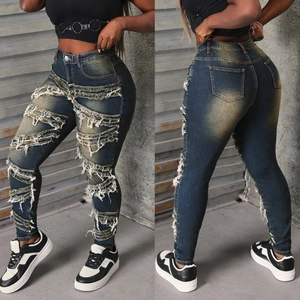 Détails de la frange blanche épaisse et de la texture du tissu denim déchiré de près