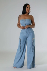 Détail d'une combinaison bustier en jean bleu clair avec poches cargo et cordon de serrage