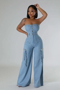 Détail de la combinaison bustier en jean bleu clair avec boutons et poches cargo