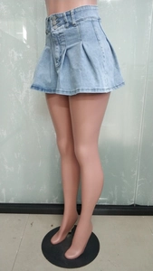 Détail de la jupe-culotte plissée en jean bleu clair avec taille haute et double bouton
