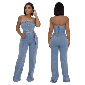 Tuta in denim senza spalline lavaggio azzurro con cintura e gamba ampia svasata
