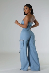 Détail de la combinaison en jean bustier bleu clair montrant les poches et la coupe ajustée
