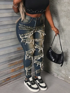 Détail du jean skinny taille haute bleu foncé avec découpes horizontales et bords effilochés