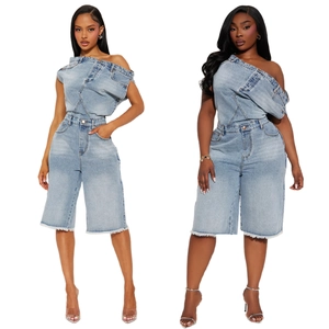 Combinaison en Denim Épaules Dénudées Femme Décontractée Bleu Clair Usée Jambe Droite Avec Bord Effiloché Multi-Poches Mode Streetwear