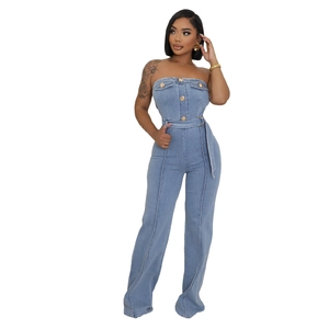Tuta a fascia in denim lavaggio chiaro con bottoni dorati e cintura abbinata