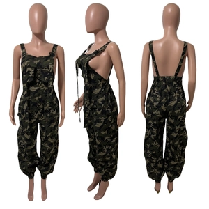 Vue en trois plans d'une combinaison cargo camouflage pour femmes avec des poches
