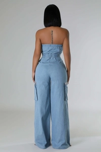 Vue arrière de la combinaison bandeau en jean bleu clair avec taille élastique et poches