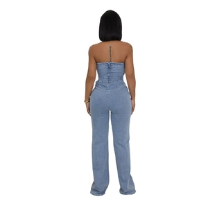 Vista posteriore di una tuta a fascia in denim lavato con vita stretta e gamba larga