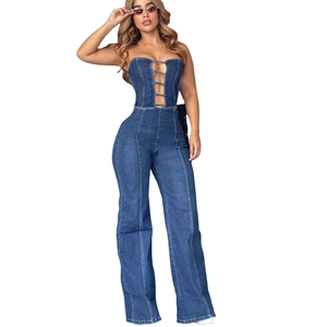 Tuta denim senza spalline da donna con dettaglio cut-out e gamba svasata blu