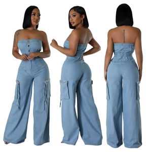 Vue en trois angles d'une combinaison bustier en jean bleu clair avec poches cargo chic