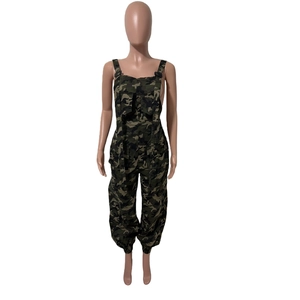 Détail des bretelles réglables et de la poche de poitrine sur la salopette camouflage