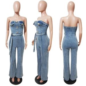 Tuta in denim senza spalline lavaggio azzurro con bottoni dorati e cintura in vista tripla