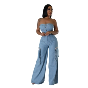 Combinaison bustier en jean bleu clair avec boutonnage et poches cargo femme