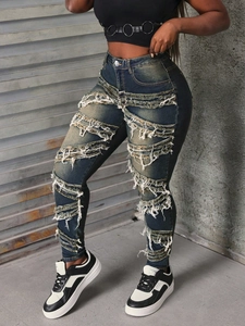 Détail de jean skinny taille haute avec déchirures à franges et style délavé