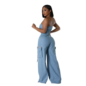 Combinaison en jean bustier moulante bleu clair avec poches cargo et jambes larges