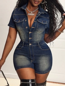 Détail d'un combishort en jean bleu foncé extensible avec boutons frontaux et col à revers