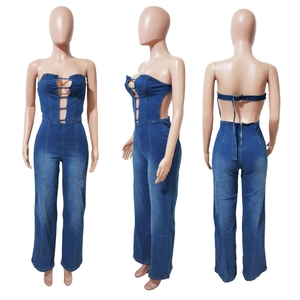 Tuta di denim blu senza spalline con ritagli frontali e gamba larga in vista a tre lati