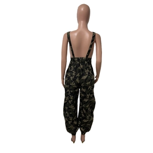 Vue arrière d'une combinaison camouflage avec larges bretelles et taille haute élastique