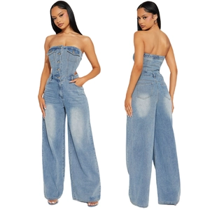 Damen Denim-Jumpsuit trägerlos mit Knopfleiste und weitem Bein in gewaschenem Blau