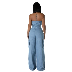 Combinaison bustier en jean bleu clair avec poches cargo et détail dos élastique