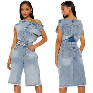 Combinaison en jean bustier bleu clair avec ourlet effiloché et détails poches