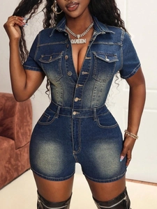 Détail d'un combishort en jean bleu foncé avec boutons métalliques et poches de poitrine