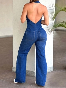 Vue arrière d'une combinaison en jean dos nu à licou avec doubles poches arrière
