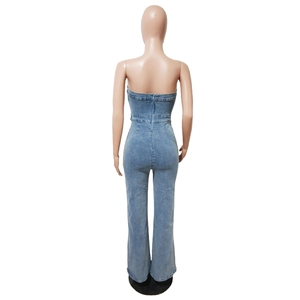Vista posteriore di una tuta in denim azzurro a fascia con vestibilità slim e svasata