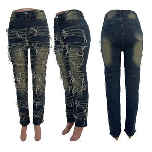 Vue triple d'un jean taille haute délavé avec franges et détails de déchirures