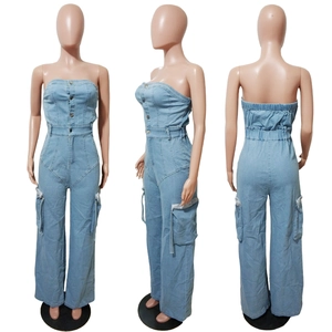 Vues détaillées d'une combinaison en jean bustier bleu clair avec poches cargo et boutons