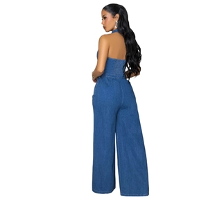 Détail d'une combinaison en jean avec design dos nu sexy et taille élastique ajustée