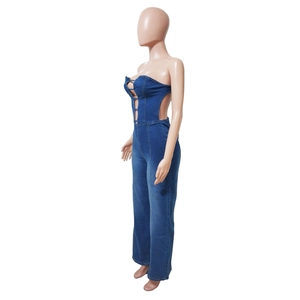 Dettaglio della tuta in denim blu scuro con corpetto senza spalline e ritaglio laterale