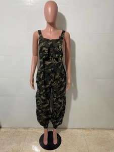 Détail des bretelles réglables et du motif camouflage sur la combinaison cargo